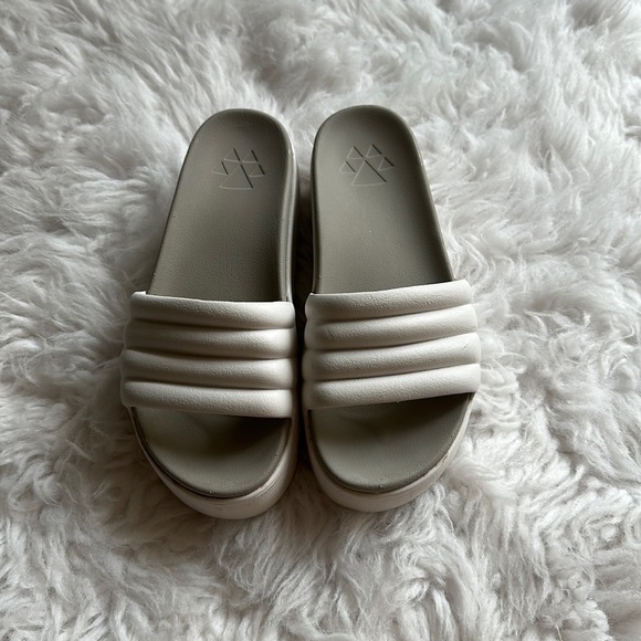 Pool party platform slide sandal by cougar - Picture 2 of 6